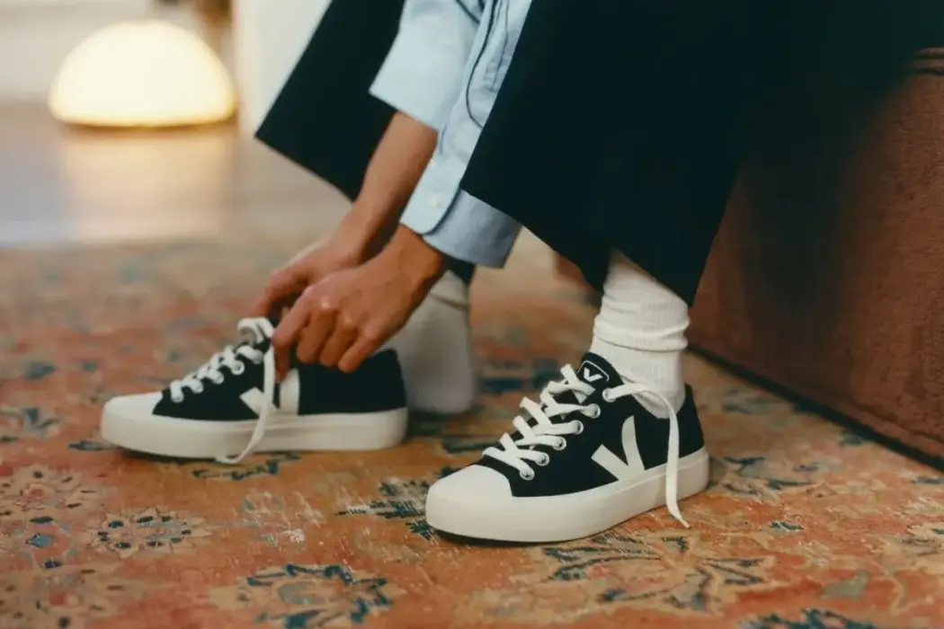 Giày sneaker "xanh" của người Pháp
