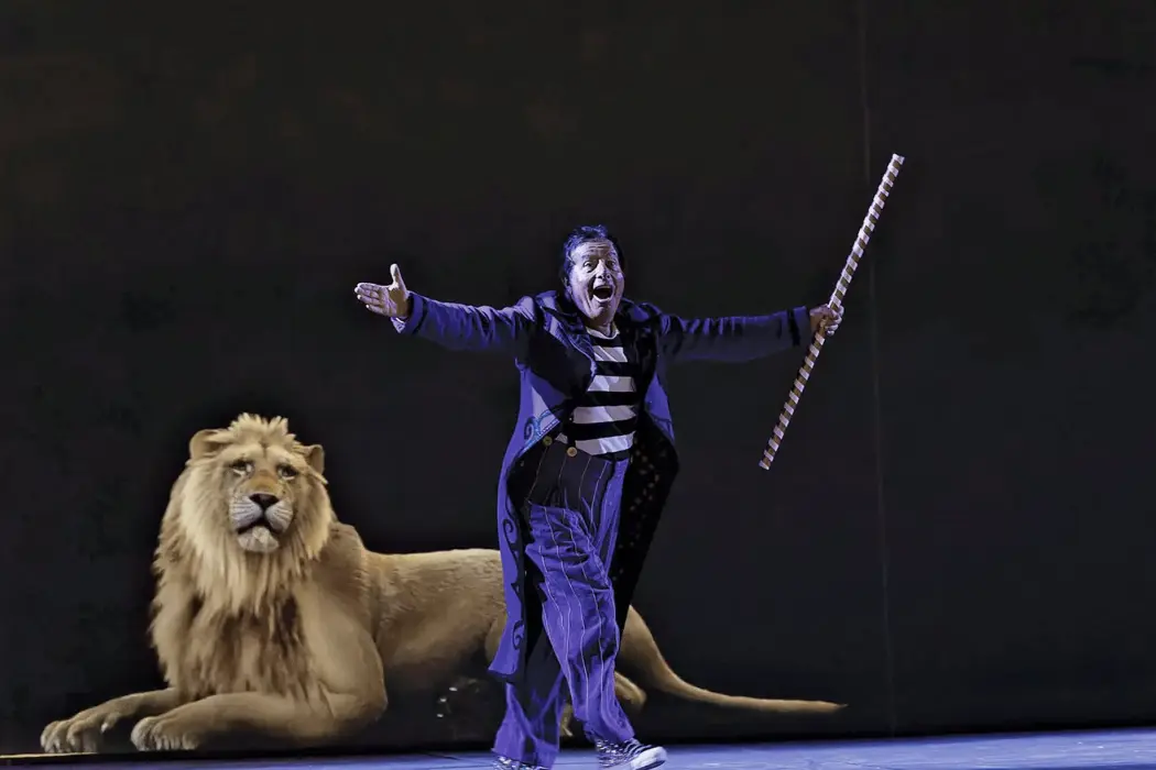 Nghệ sĩ biểu diễn với con sư tử 3D