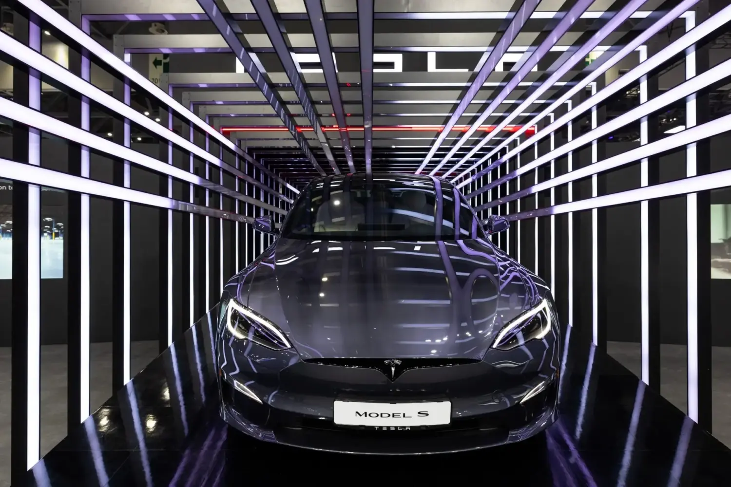 Tesla giảm giá bán đến 8 ngàn đô la Mỹ cho một số mẫu xe.