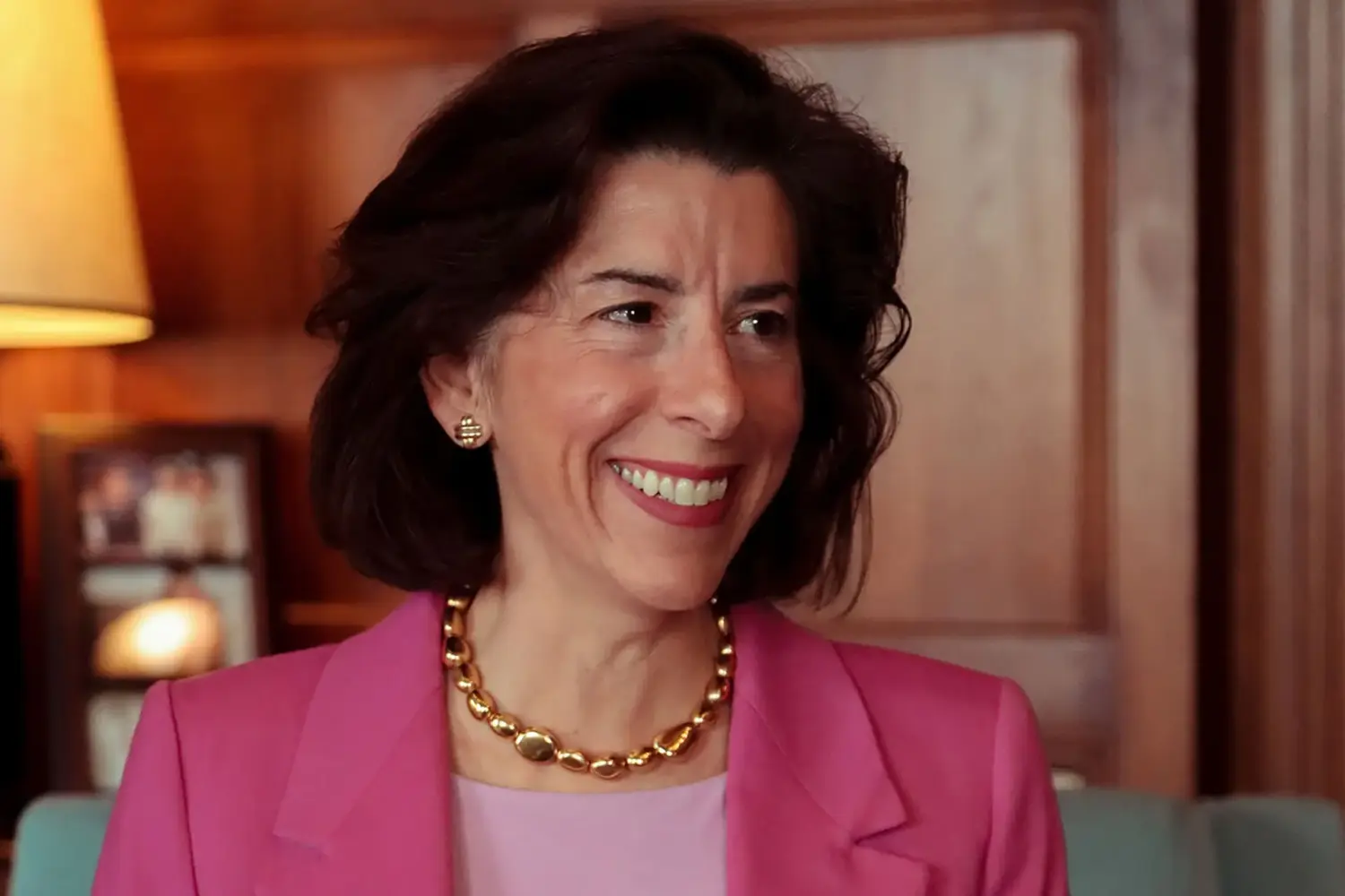 Từ bán dẫn đến TikTok, Gina Raimondo là tâm điểm trong chính sách về Trung Quốc dưới thời Biden