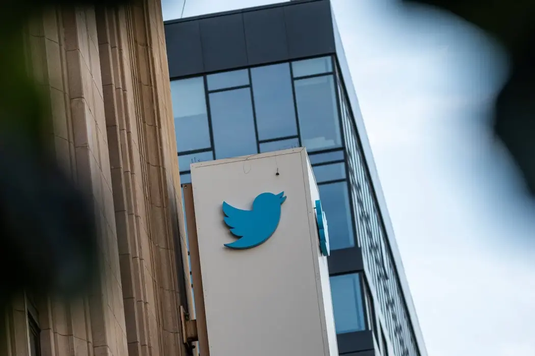 Musk không trả tiền mặt bằng, Twitter đấu giá máy pha cà phê