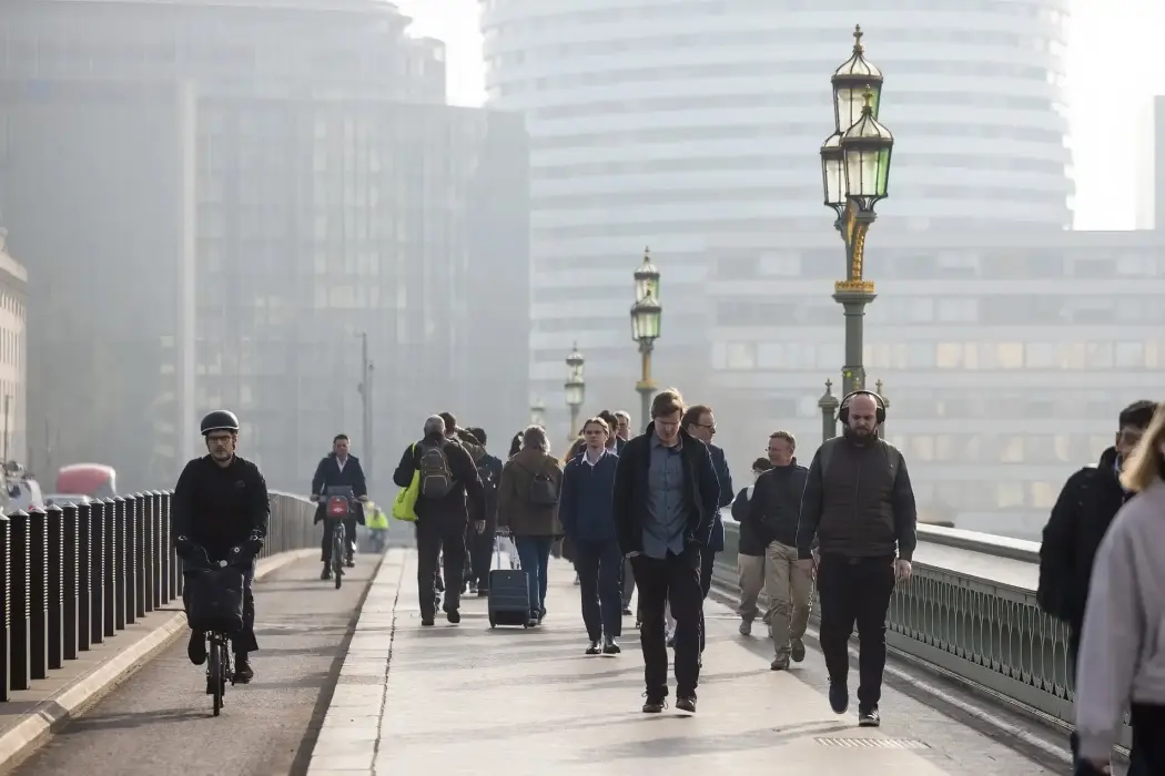 Người đi làm băng qua cầu Westminster ở London. Hình ảnh: Chris Ratcliffe/Bloomberg. 