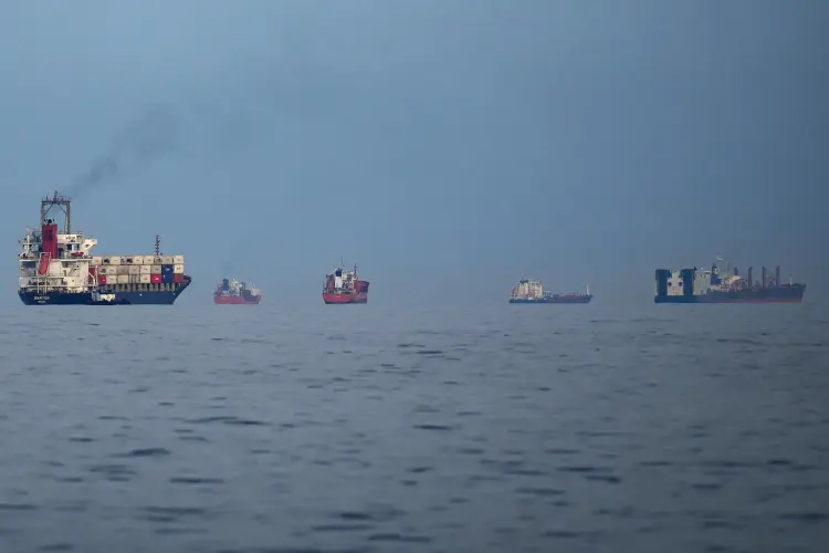 Các tàu xếp hàng tại eo biển Hormuz, nhìn từ Khor Fakkan, UAE hồi tháng 3. Ảnh: Altaf Qadri/AP Photo.