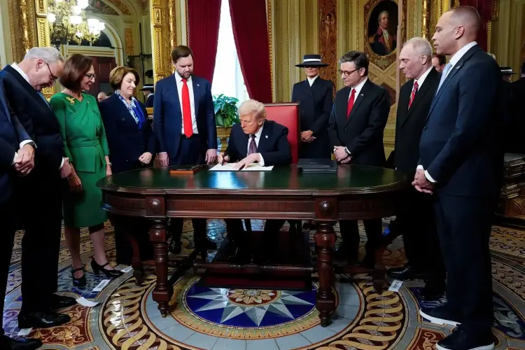 Tổng thống Donald Trump (ở giữa) trong buổi lễ ký kết tại Điện Capitol Mỹ. Hình ảnh: Melina Mara/The Washington Post/Bloomberg.