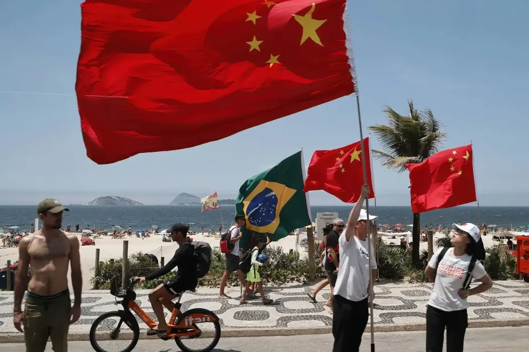 Các công dân Trung Quốc chờ đoàn xe của Tập Cận Bình đi qua tại bãi biển Ipanema trong cuộc họp các Nhà lãnh đạo G-20 ở Rio de Janeiro vào ngày 19 tháng 11. Hình ảnh: Ludovic Marin/AFP/Getty Images 