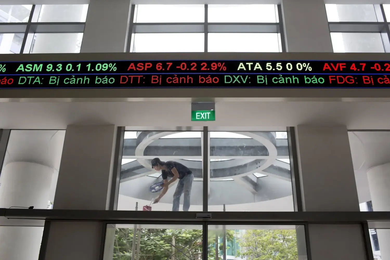 Nhà đầu tư nước ngoài tiếp tục bán mạnh trước nỗi lo mang tên thuế quan Mỹ