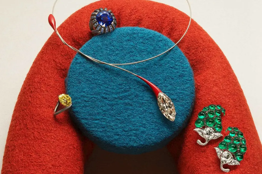 Từ trái qua: Nhẫn Hemmerle, vòng cổ và nhẫn Taffin, bông tai Bhagat. Ảnh: Joanna McClure