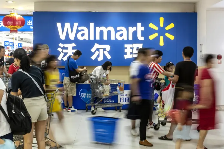 Khách hàng đi qua lối vào một cửa hàng Walmart Inc. ở Hạ Môn, Trung Quốc. Hình ảnh: Qilai Shen/Bloomberg.