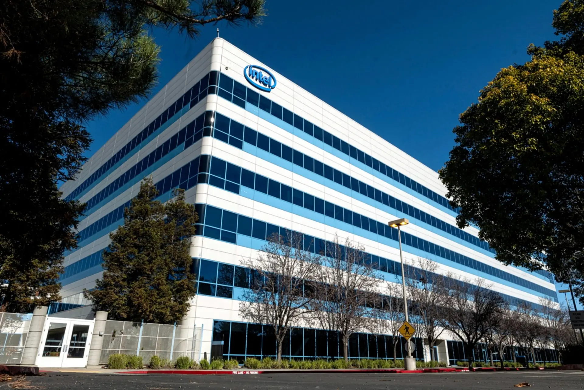 Trụ sở Intel tại Santa Clara, California, Mỹ. Hình ảnh: David Paul Morris/Bloomberg. 