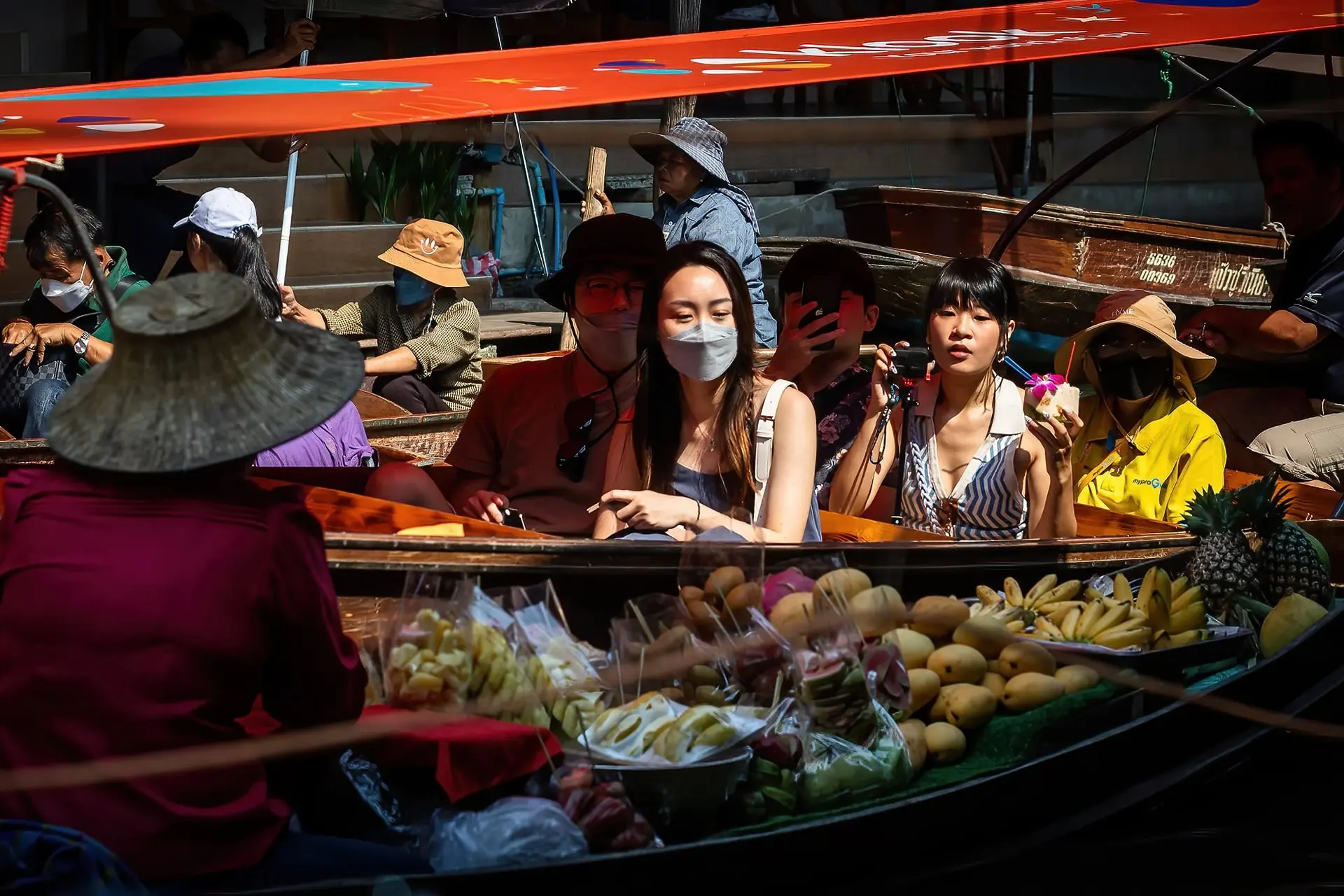 Du khách đi thuyền tại chợ nổi ở Damnoen Saduak, Thái Lan. Hình ảnh: Eduardo Leal/Bloomberg 