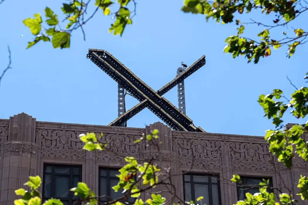 Logo Twitter X tại trụ sở công ty ở San Francisco, California, Mỹ. Hình ảnh: David Paul Morris/Bloomberg. 