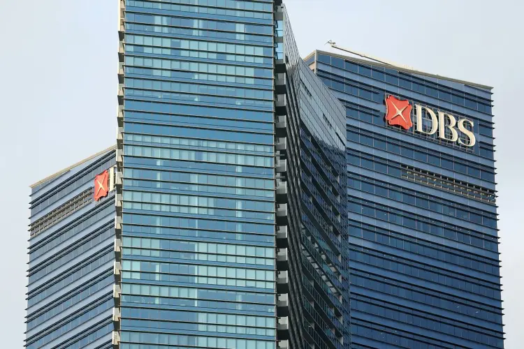 Biển hiệu của DBS Group Holdings Ltd. trên nóc một tòa nhà ở Singapore. Hình ảnh: Lionel Ng/Bloomberg