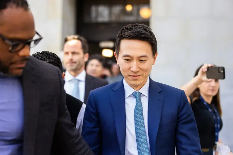 Shou Zi Chew, giám đốc điều hành của TikTok Inc., ở giữa, tại Washington, DC, Mỹ. Hình ảnh: Tierney L. Cross/Bloomberg