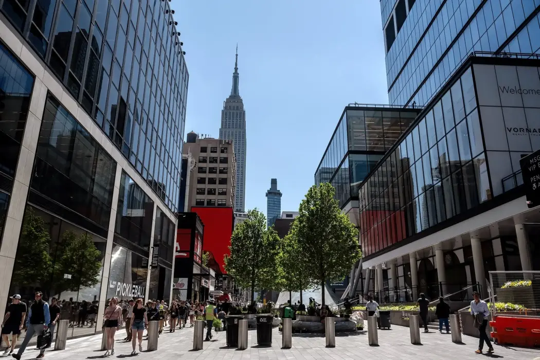 Khu vực dành cho người đi bộ trên đường 33 ở New York, Mỹ. Hình ảnh: Stephanie Keith/Bloomberg. 