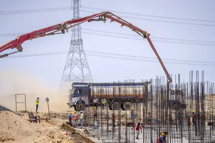 Công nhân xây dựng tại công trường phát triển công viên năng lượng tái tạo của Adani Green Energy Ltd. ở Khavda, Gujarat, Ấn Độ, vào Chủ nhật, ngày 19 tháng 5 năm 2024. Hình ảnh: Sumit Dayal/Bloomberg