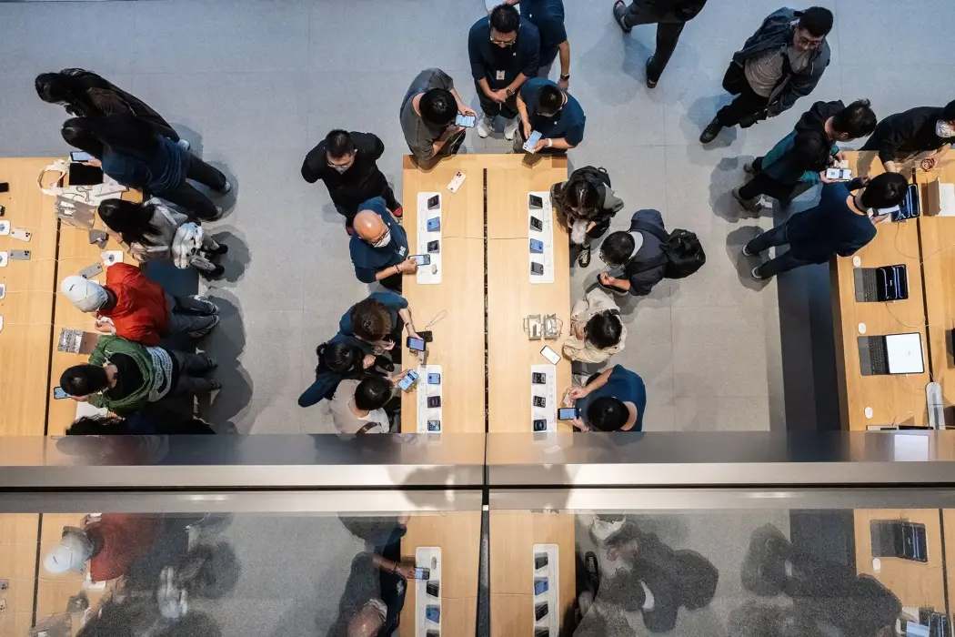 Khách hàng bên trong cửa hàng Apple Inc. Sanlitun tại Bắc Kinh, Trung Quốc. Nguồn: Bloomberg. 