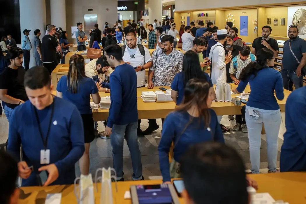 Khách hàng tại cửa hàng Apple Inc. BKC ở Mumbai, Ấn Độ. Hình ảnh: Dhiraj Singh/Bloomberg 