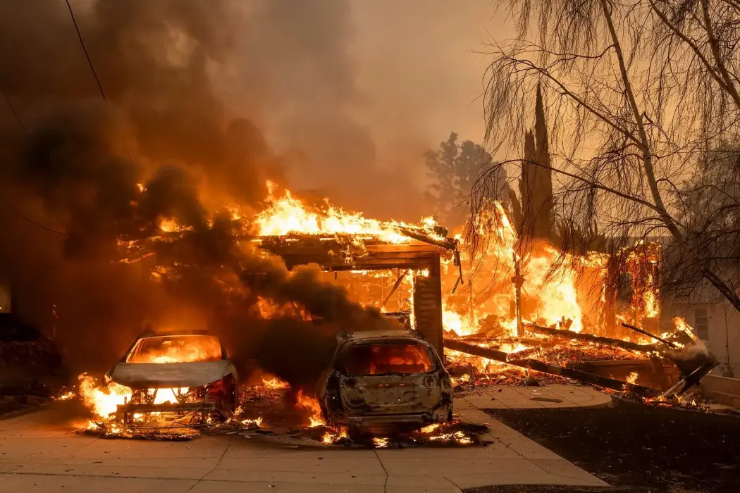Những chiếc xe bị thiêu rụi trong đám cháy Eaton ở Altadena, California, Mỹ, vào thứ Tư, ngày 8 tháng 1 năm 2025. Hình ảnh: Jill Connelly/Bloomberg. 
