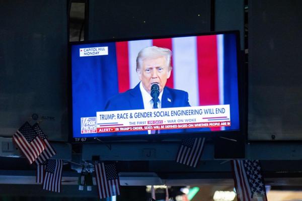 Donald Trump dựng lại hàng rào thuế quan
