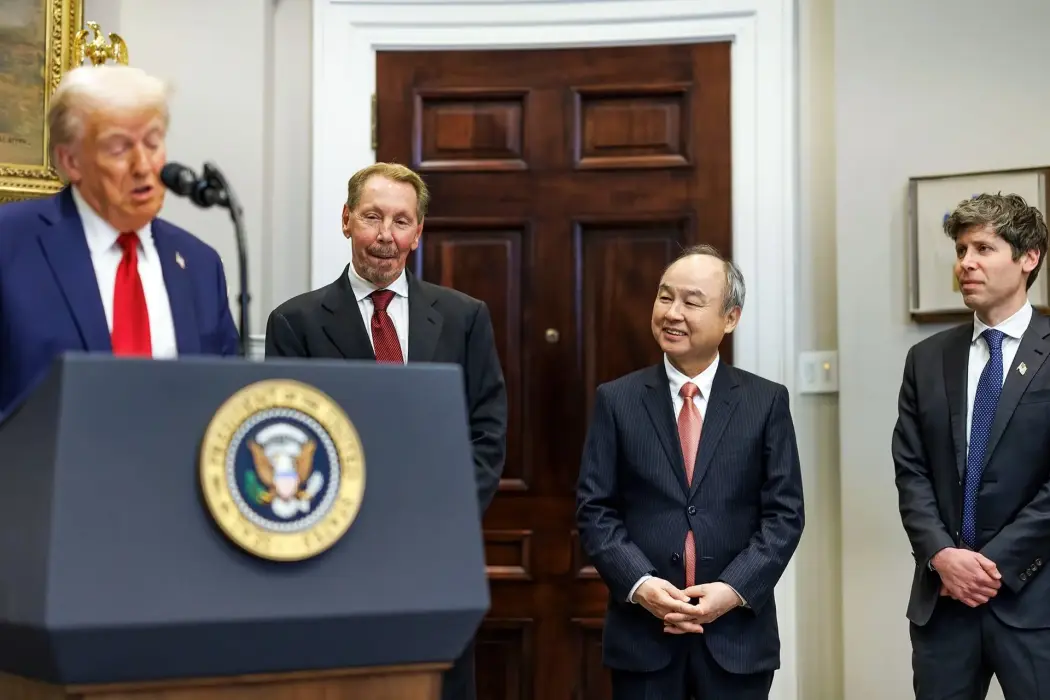 Tổng thống Mỹ Donald Trump (từ trái), Larry Ellison, đồng sáng lập kiêm chủ tịch điều hành Oracle Corp., Masayoshi Son, giám đốc điều hành SoftBank Group Corp., và Sam Altman, giám đốc điều hành OpenAI Inc., tại Phòng Roosevelt của Nhà Trắng ở Washington, 
