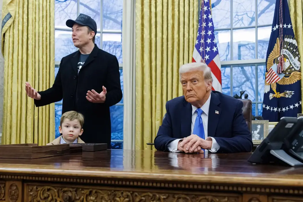 Elon Musk, giám đốc điều hành của Tesla Inc. (ở bên trái), và Tổng thống Hoa Kỳ Donald Trump tại Phòng Bầu dục của Nhà Trắng ở Washington, DC, Mỹ, vào thứ Ba, ngày 11 tháng 2 năm 2025. Hình ảnh: Aaron Schwartz/CNP/Bloomberg. 