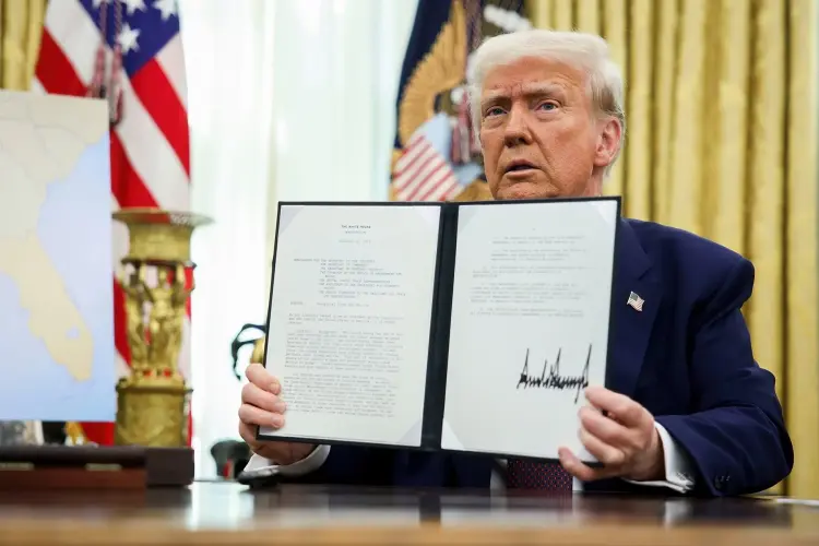 Tổng thống Mỹ Donald Trump trưng bày sắc lệnh hành pháp đã ký tại Phòng Bầu dục của Nhà Trắng ở Washington, DC, Mỹ, vào thứ Năm, ngày 13 tháng 2 năm 2025. Hình ảnh: Francis Chung/Politico/Bloomberg.
