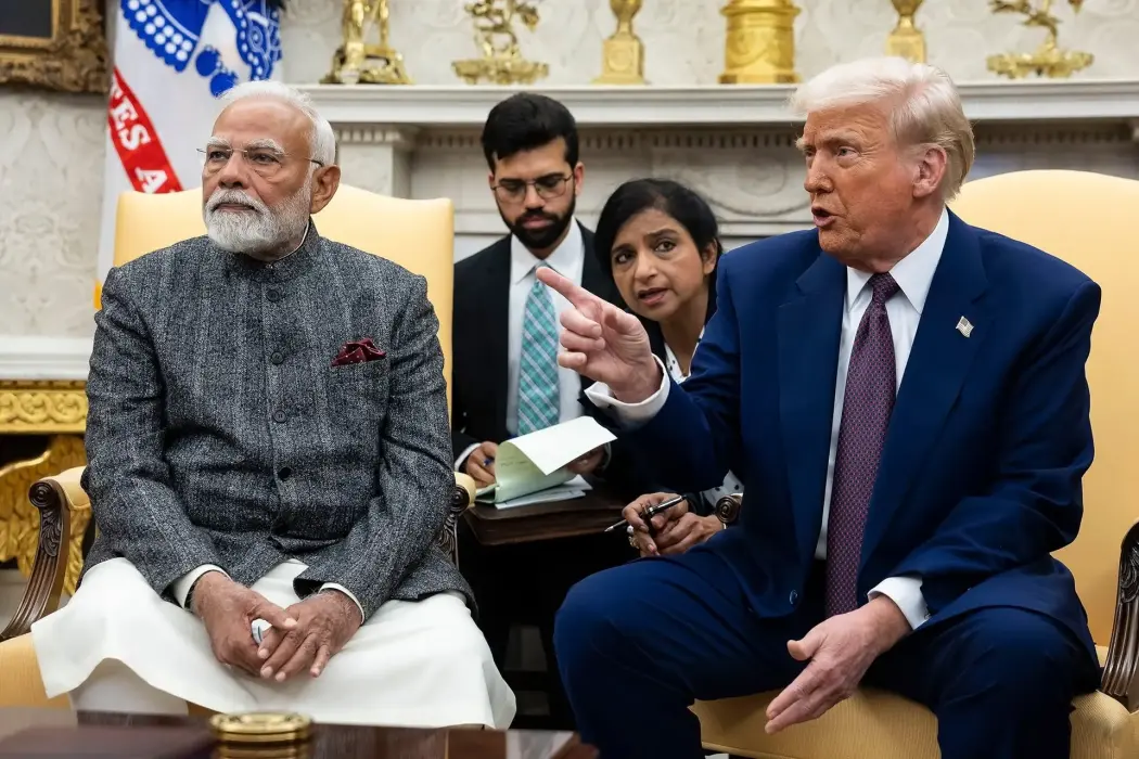 Tổng thống Hoa Kỳ Donald Trump (ở bên phải) và Thủ tướng Ấn Độ Narendra Modi, trong một cuộc họp tại Phòng Bầu dục của Nhà Trắng ở Washington, DC, Mỹ, vào thứ Năm, ngày 13 tháng 2 năm 2025. Hình ảnh: Francis Chung/Politico/Bloomberg. 