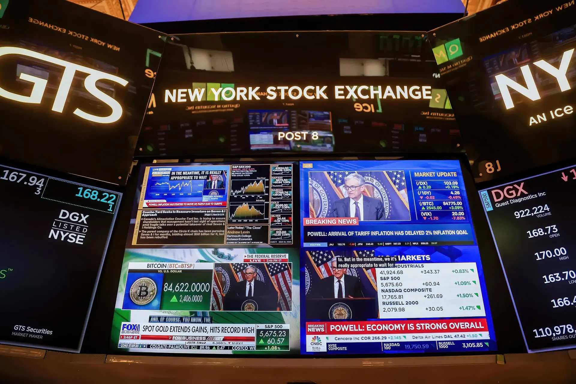 Các đài truyền hình phát sóng bài phát biểu của Jerome Powell, Chủ tịch Cục Dự trữ Liên bang Mỹ, sau cuộc họp của Ủy ban Thị trường Mở Liên bang (FOMC) trên sàn giao dịch chứng khoán New York (NYSE), Mỹ, vào thứ Tư, ngày 19 tháng 3 năm 2025. Hình ảnh: Mic 