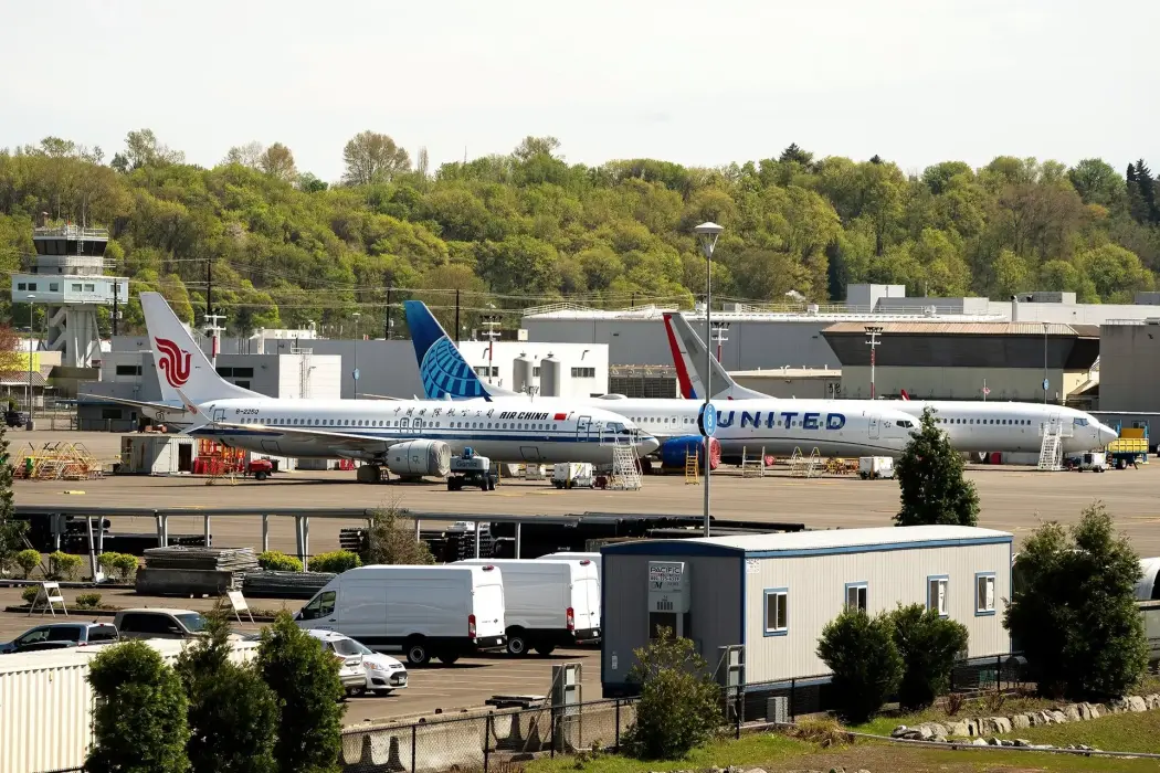 Một chiếc máy bay Boeing Co. 737 Max 8 được sản xuất cho hãng Air China Ltd. (bên trái), đậu cạnh một máy bay của United Airlines gần Boeing Field ở Seattle, Washington, Mỹ. Hình ảnh: David Ryder/Bloomberg 