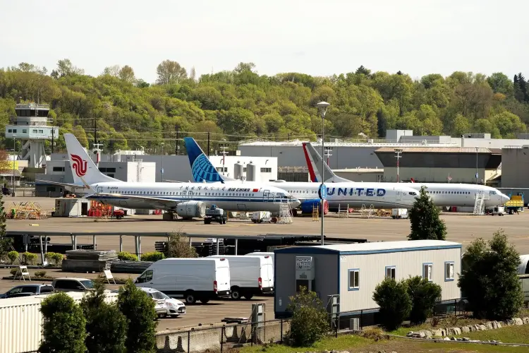 Một chiếc máy bay Boeing Co. 737 Max 8 được sản xuất cho hãng Air China Ltd. (bên trái), đậu cạnh một máy bay của United Airlines gần Boeing Field ở Seattle, Washington, Mỹ. Hình ảnh: David Ryder/Bloomberg