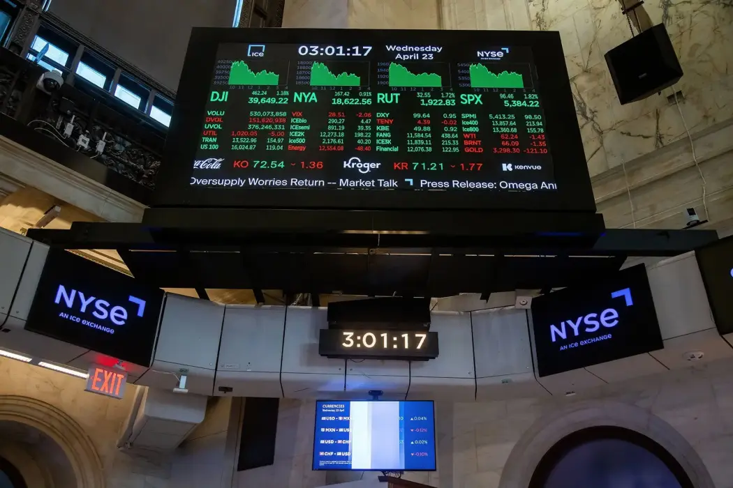 Thông tin thị trường tại sàn giao dịch chứng khoán Mỹ (AMEX) trong Sở Giao dịch Chứng khoán New York (NYSE), New York, Mỹ, vào thứ Tư, ngày 23 tháng 4 năm 2025. Hình ảnh: Michael Nagle/Bloomberg. 