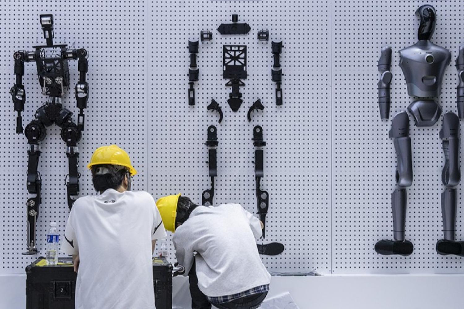 Công nhân Ấn Độ "dạy" robot học cách con người làm việc