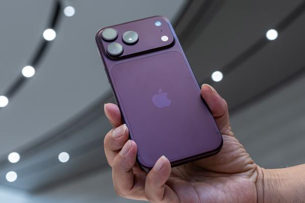 iPhone màn hình gập chính thức trình làng, nỗi sợ AI bùng lên