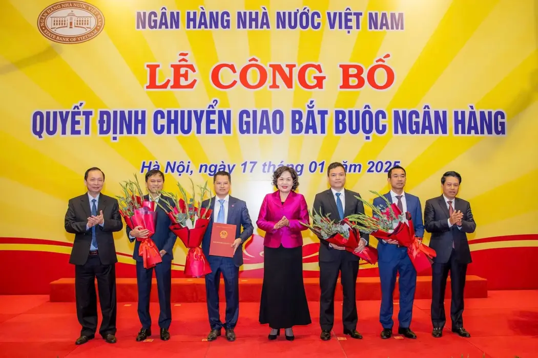 Ngân hàng Nhà nước Việt Nam trao Quyết định chuyển giao bắt buộc Ngân hàng thương mại TNHH MTV Dầu khí Toàn cầu (GPBank) cho Ngân hàng TMCP Việt Nam Thịnh Vượng (VPBank). Hình ảnh: VPBank 