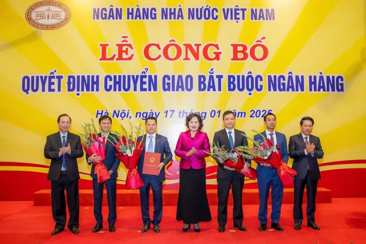 Ngân hàng Nhà nước Việt Nam trao Quyết định chuyển giao bắt buộc Ngân hàng thương mại TNHH MTV Dầu khí Toàn cầu (GPBank) cho Ngân hàng TMCP Việt Nam Thịnh Vượng (VPBank). Hình ảnh: VPBank