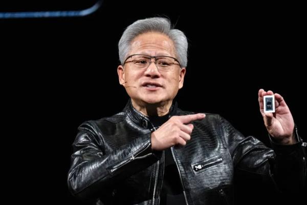 CEO Nvidia gọi cho ông Trump ngay trên sân khấu, bàn về rủi ro AI