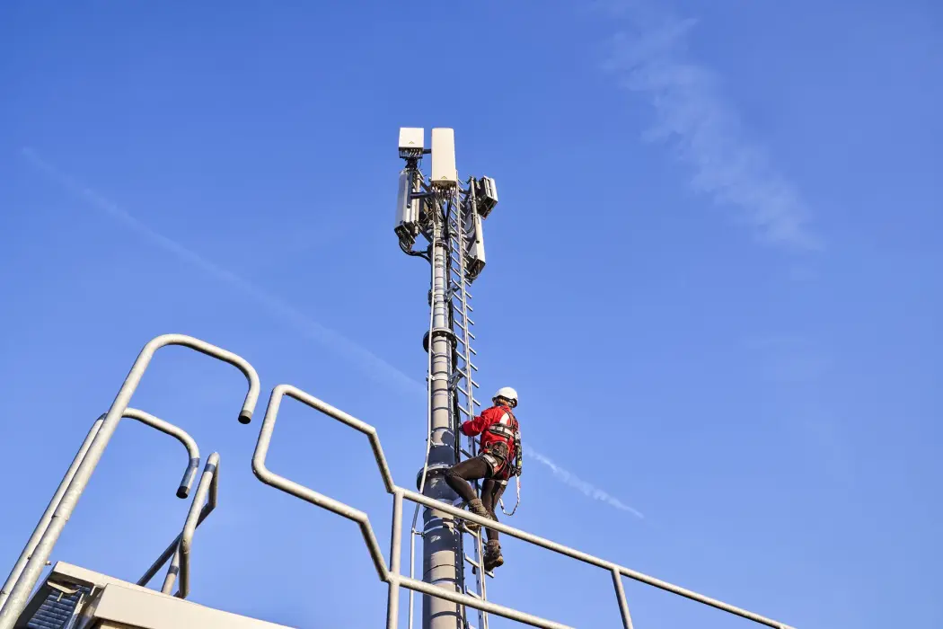 Một trụ phát sóng viễn thông 5G tại Duesseldorf, Đức, năm 2020. Hình ảnh: Wolfram Schroll/Bloomberg. 