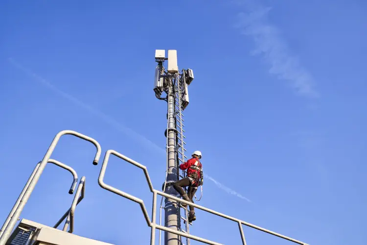 Một trụ phát sóng viễn thông 5G tại Duesseldorf, Đức, năm 2020. Hình ảnh: Wolfram Schroll/Bloomberg.