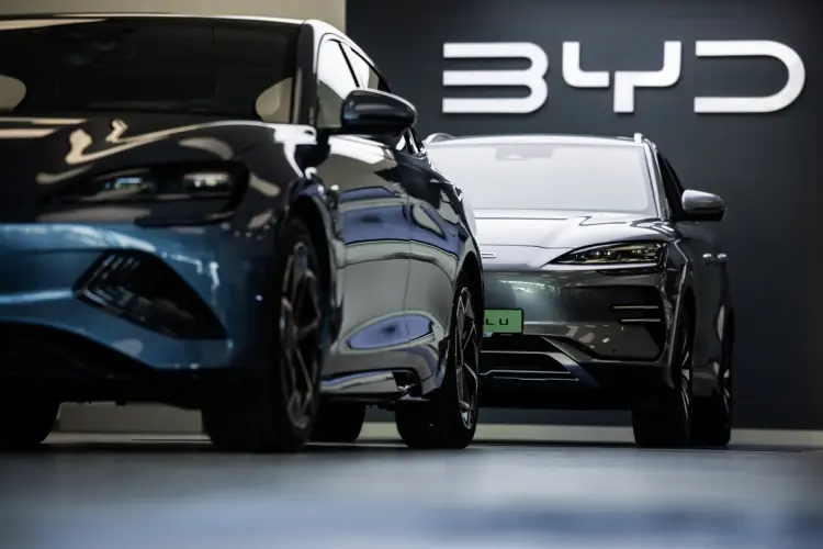 Một chiếc xe điện BYD Seal, bên phải, tại một showroom ở Budapest. Hình ảnh: Akos Stiller/Bloomberg