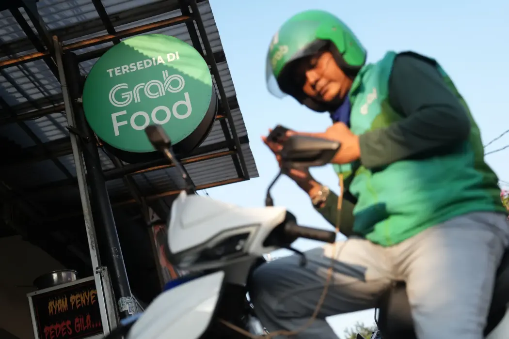 Một tài xế giao hàng của GrabFood tại Jakarta, Indonesia. Hình ảnh: Dimas Ardian/Bloomberg 