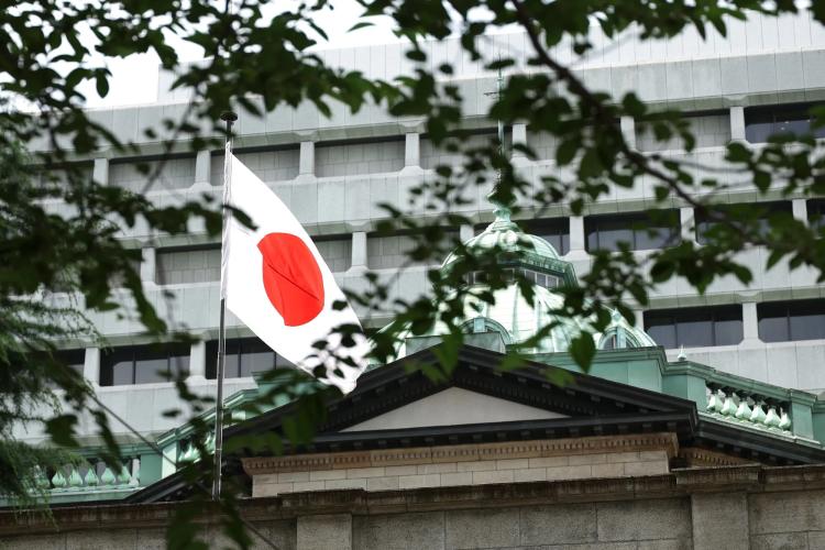 Lá cờ Nhật Bản tại trụ sở Ngân hàng Trung ương Nhật Bản ở Tokyo. Hình ảnh: Kiyoshi Ota/Bloomberg
