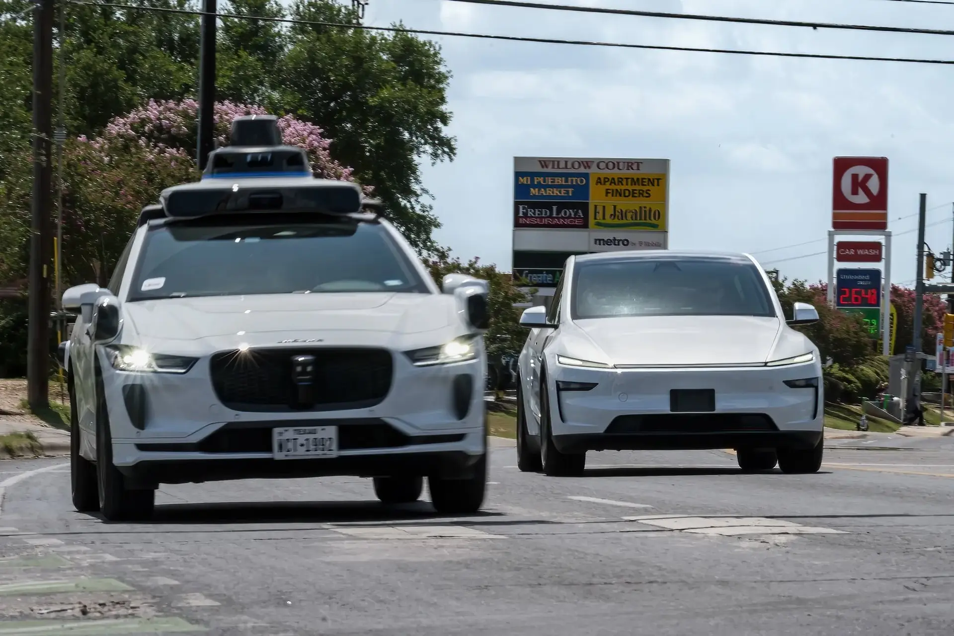 a-waymo-autonomous-taxi-