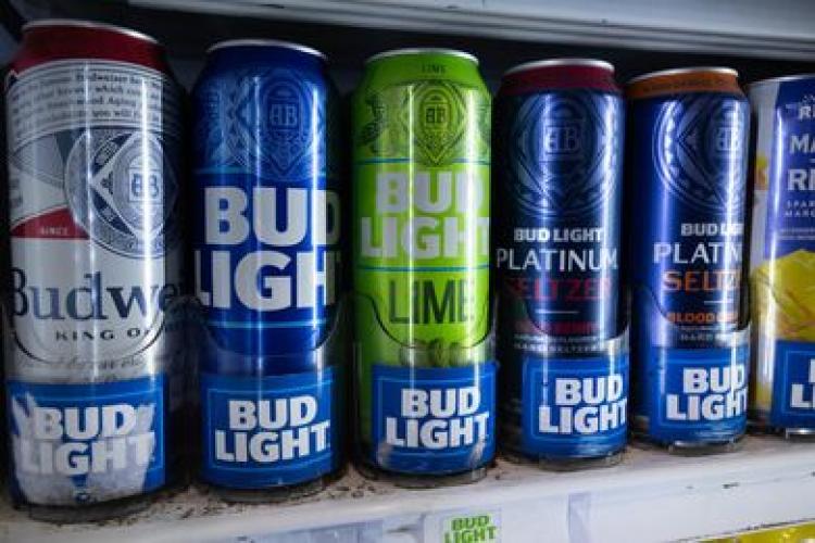 Hai đội Brazil và Mexico bị loại khiến doanh số bán bia dự báo giảm Nguồn: Bloomberg