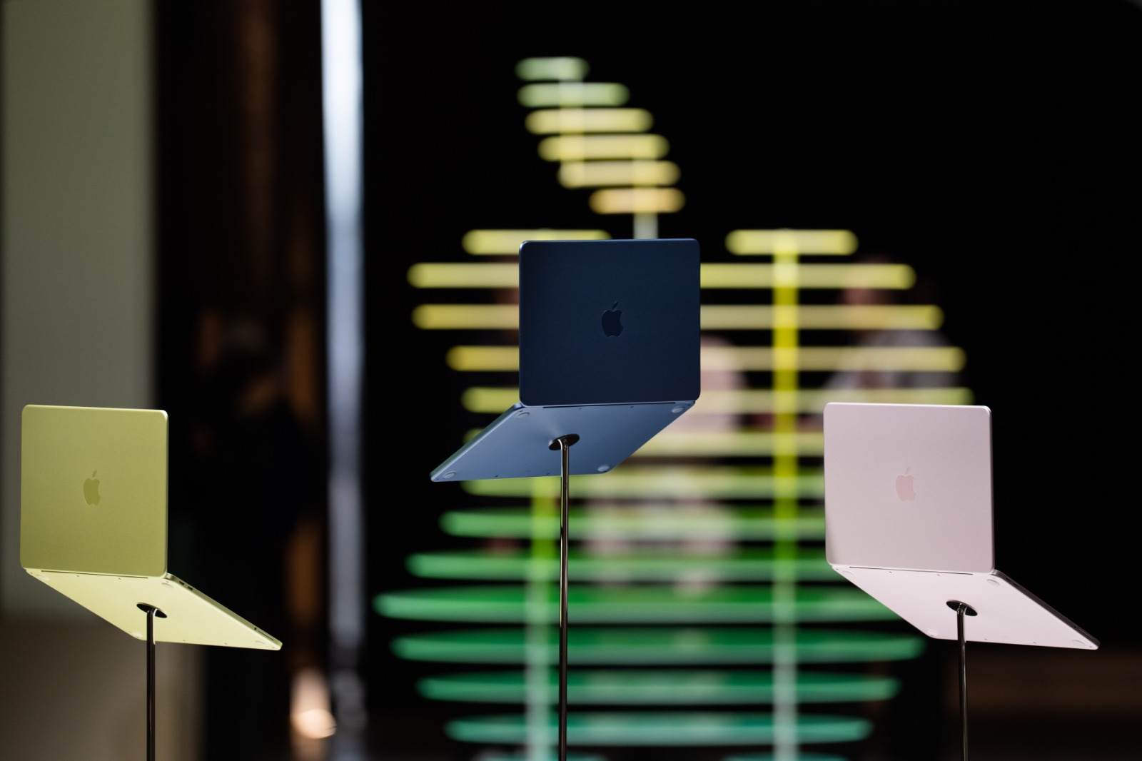 Trên tay MacBook Neo & iPhone mới: Sự đánh đổi để có giá tốt?