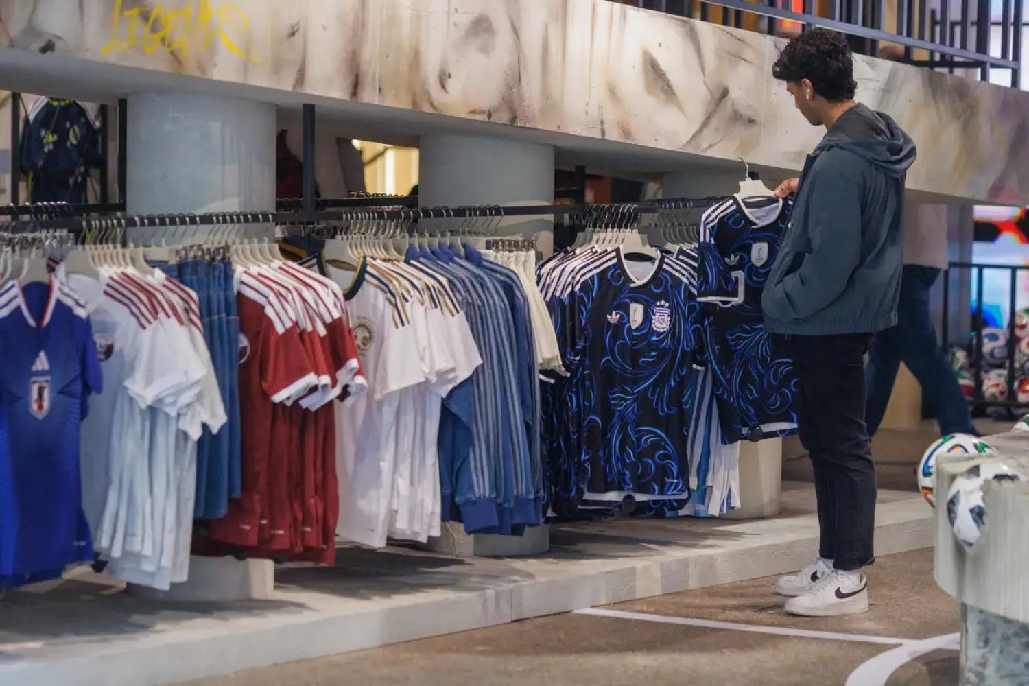 Lợi nhuận Adidas không như kỳ vọng do chi phí marketing World Cup