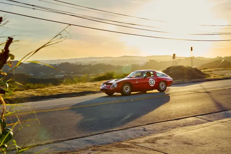 Aidan de Cadenet bên chiếc Alfa Romeo TZ của mình trên đại lộ Mulholland Drive ở Los Angeles. Ảnh: Joyce Lee chụp cho Bloomberg Businessweek