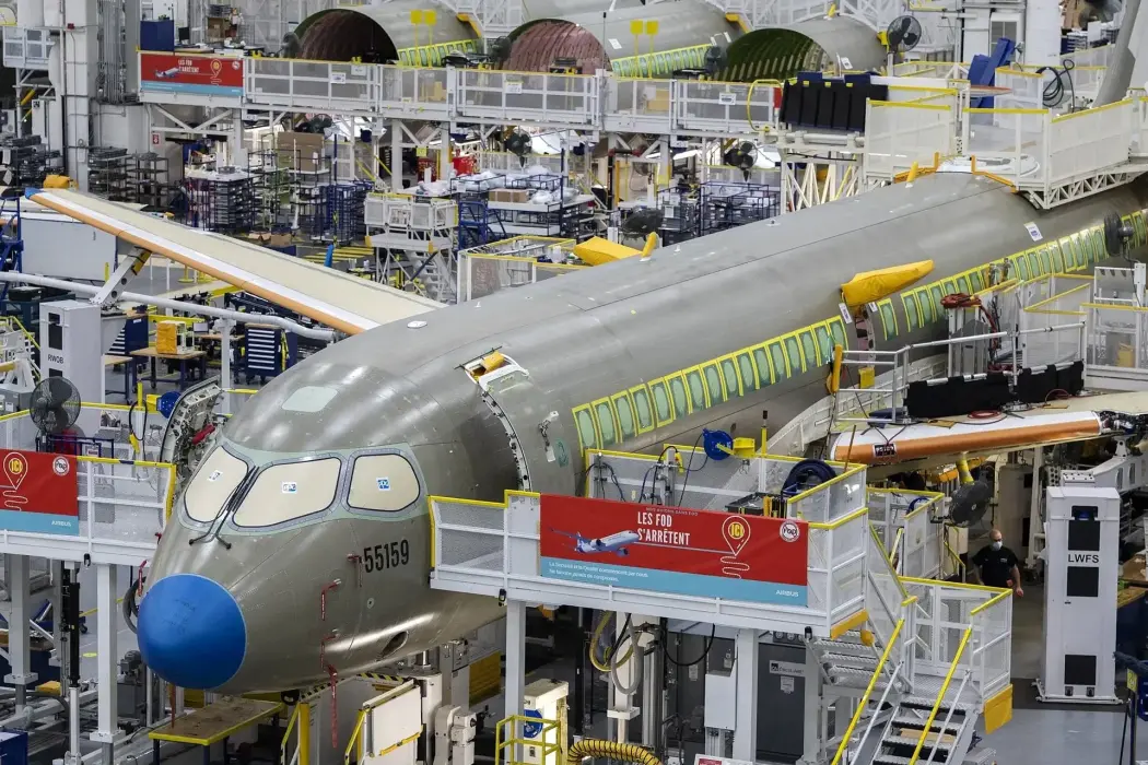 Cuộc cạnh tranh đơn hàng 100 chiếc máy bay cho AirAsia giữa Airbus và Embraer