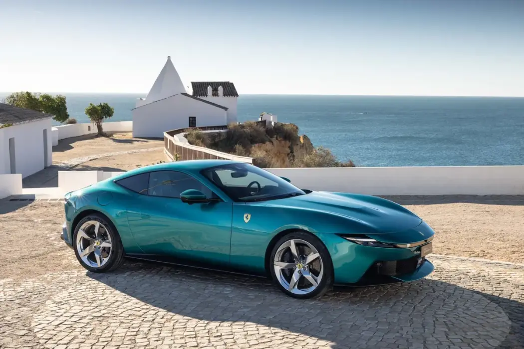 Ferrari Amalfi là mẫu xe có giá thấp nhất trong dòng sản phẩm của hãng. Xe sẽ được bán ra vào năm 2026 với giá 261.810 đô la (chưa bao gồm phí vận chuyển). Nguồn: Ferrari 