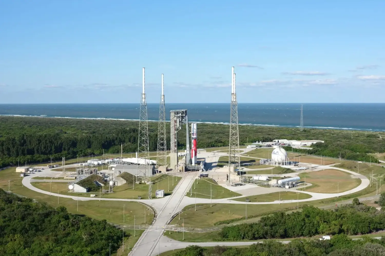 Amazon bắt đầu triển khai mạng lưới vệ tinh Internet cạnh tranh với SpaceX