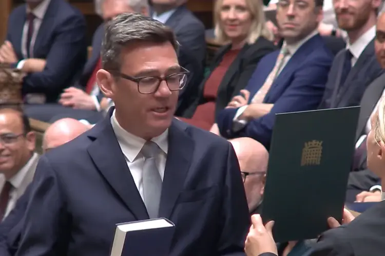 Andy Burnham tuyên thệ nhậm chức nghị sĩ Quốc hội vào ngày 22 tháng 6.  Nguồn: Quốc hội Anh